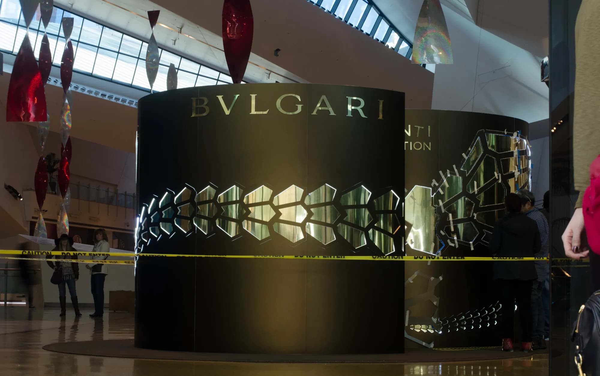 Bulgari Serpenti pop-up: black cylindrical pavilion ringed with illuminated mirrored scales